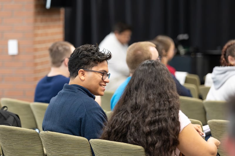 Les étudiants d'Ensign College se rassemblent pour écouter Burke Olsen, éditeur du Deseret News, prendre la parole lors d'une réunion spirituelle d'Ensign College à Salt Lake City, le 8 septembre 2026.