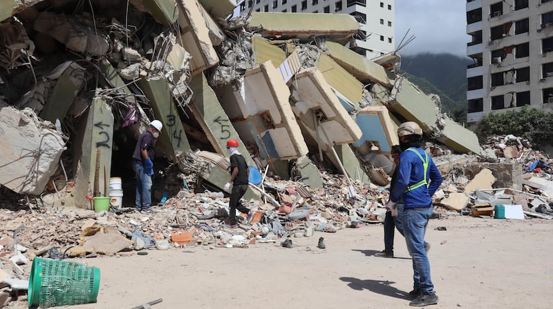 Des ouvriers fouillent les décombres à La Guaira, au Venezuela, le 29 juin 2026.