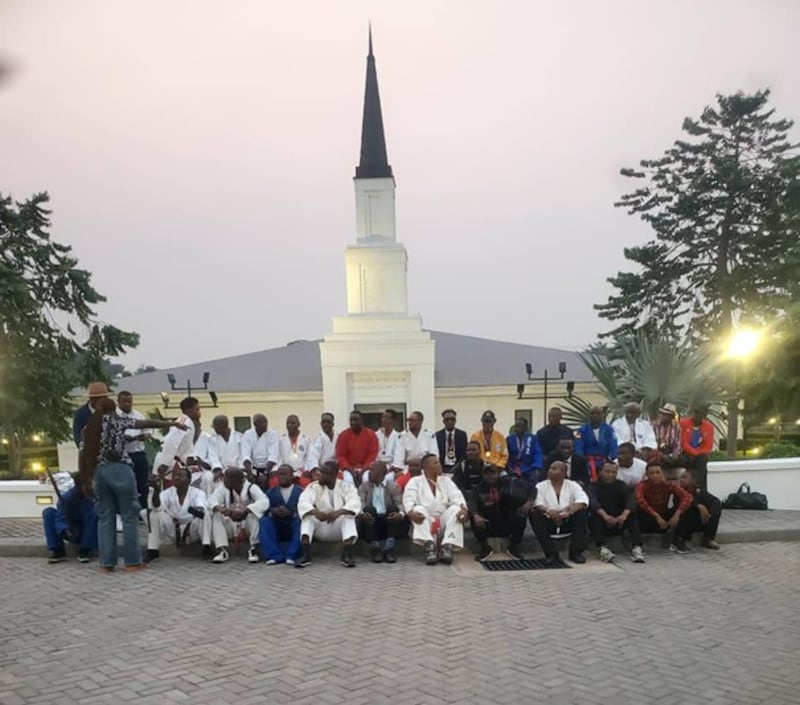 Des athlètes posent pour une photo devant le temple de Kinshasa (République démocratique du Congo) pendant une conférence sur la Parole de Sagesse à Kinshasa, le 12 juillet 2025.