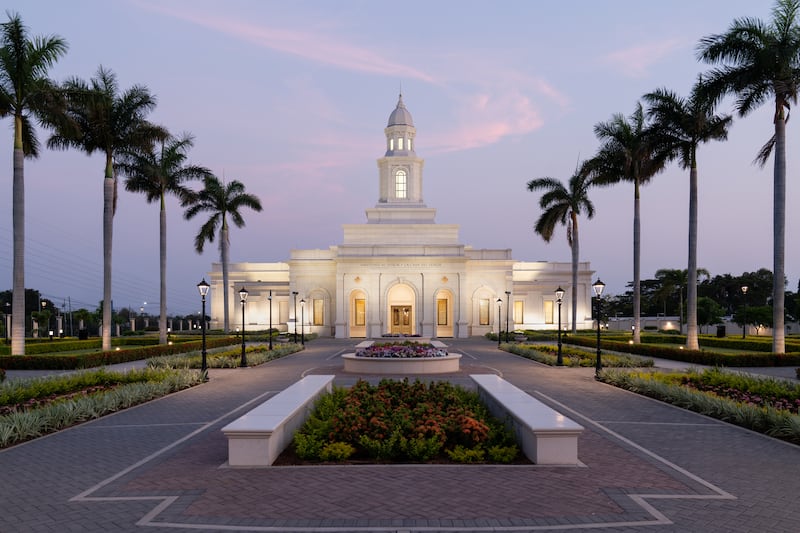 Le temple de Managua (Nicaragua) au crépuscule.