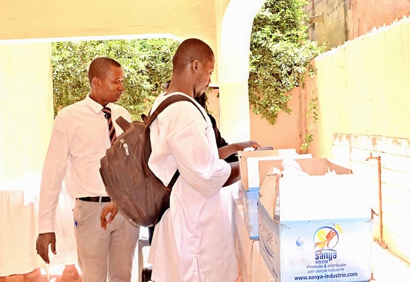 Dans le cadre d'un grand service de baptême à Bamako, au Mali, les 18 et 19 avril 2026, les membres de la branche de Bamako (Mali) ont fourni de la nourriture et de l'eau à toutes les personnes présentes.