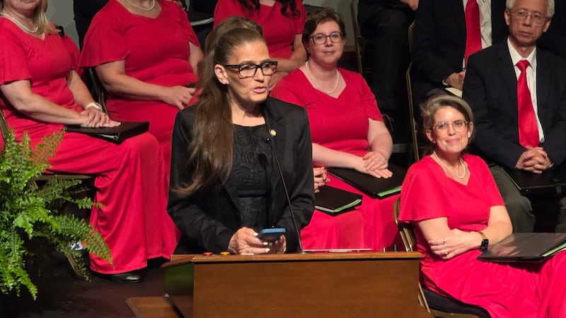 Maria Martinez, conseillère principale du gouverneur du Maryland Wes Moore, prend la parole lors de la célébration du 50e anniversaire de la dédicace du centre d'accueil des visiteurs du temple de Washington DC de l'Église de Jésus-Christ des Saints des Derniers Jours le 13 juin 2026, à Kensington, Maryland.