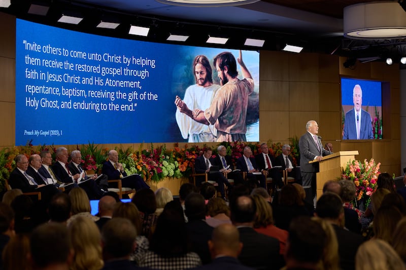 Frère Ronald A. Rasband montre une diapositive sur le baptême lors du séminaire 2026 pour les nouveaux présidents de mission le jeudi 18 juin 2026 au centre de formation des missionnaires de Provo à Provo, Utah.
