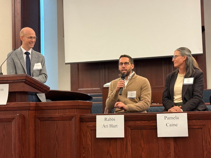 Justin Dyer, de la BYU, le rabbin Ari Hart et Pamela Caine sont assis sur l'estrade et s'adressent au public lors d'un rassemblement interconfessionnel à Chicago (Illinois), le 14 octobre 2026.