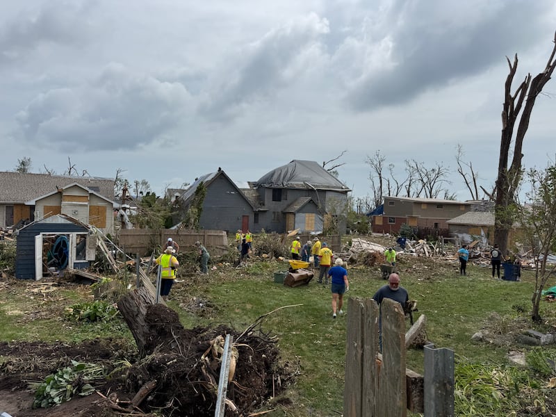 Des Saints des Derniers Jours et d'autres personnes dans le nord-est du Wisconsin aident à déblayer les débris à la suite d'une tornade EF-3 qui s'est abattue le 27 juillet 2026.