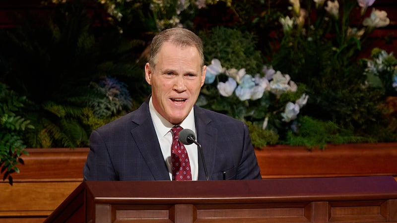 Frere Edward B. Rowe, soixante-dix autorite generale, prend la parole lors de la session du dimanche matin de la 196e conference generale annuelle de l'Eglise de Jesus-Christ des Saints des Derniers Jours au Conference Center a Salt Lake City, le 5 avril 2026.