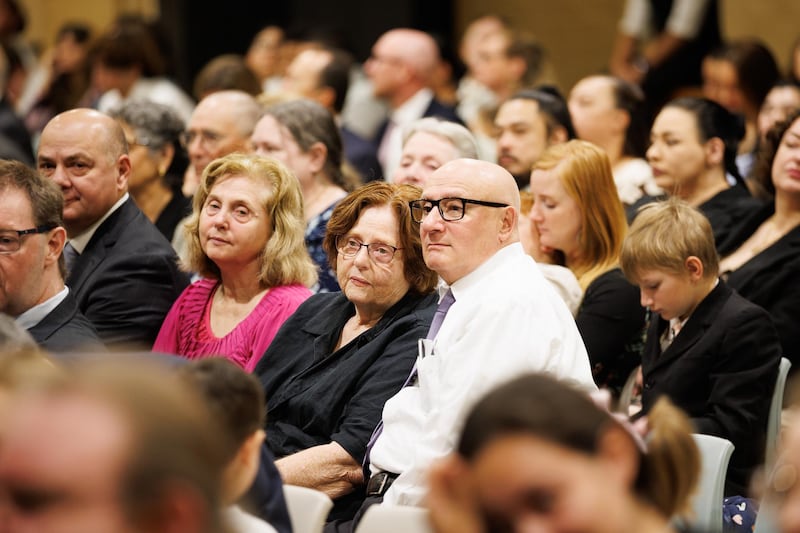Des saints des derniers jours assistent à une conférence de pieu spéciale avec frère Gary E. Stevenson, du Collège des douze apôtres, à Perth, en Australie, le 17 mai 2026.