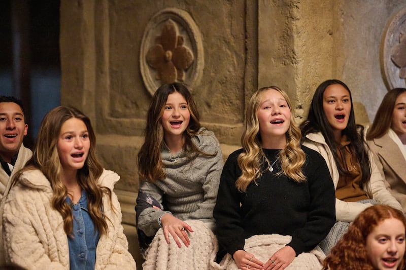 Des jeunes chantent pendant le tournage de la discussion mondiale pour les jeunes du 18 janvier 2026 sur le plateau de tournage de Jérusalem, à Goshen (Utah).