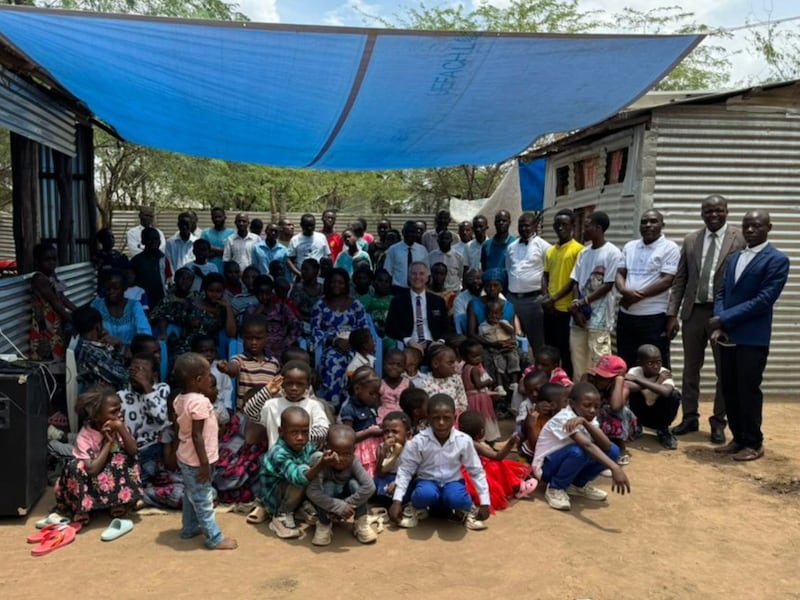 Les membres de la branche de Kakuma se réunissent dans un camp de réfugiés à Kakuma, au Kenya, le jour de l'organisation de la branche, le 6 avril 2025.