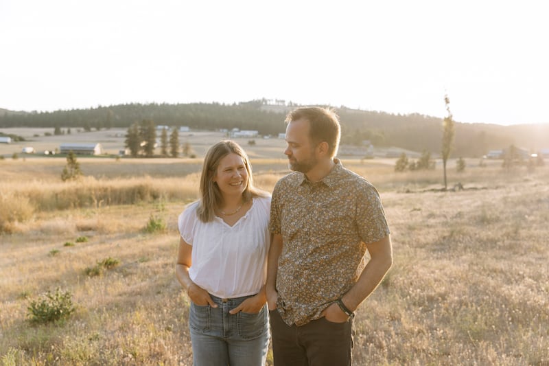 Lindsey et Matt Coons se tiennent à l'extérieur de leur maison à Spokane (Washington), le samedi 22 août 2026.