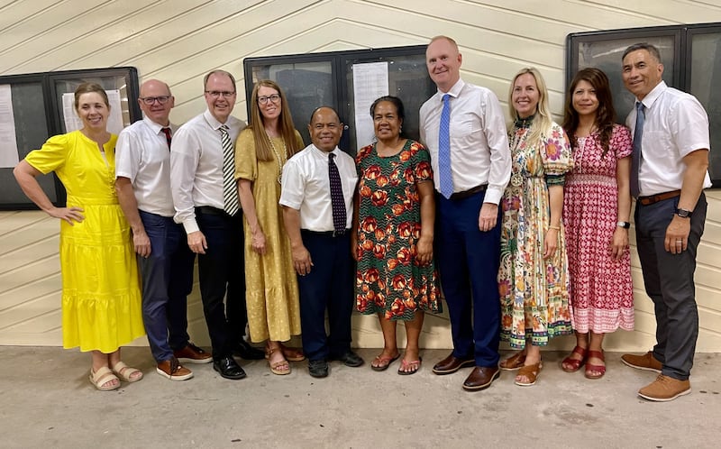 Des dirigeants saints des derniers jours, de BYU–Pathway Worldwide et de BYU–Hawaii, ainsi que leurs conjoints, posent pour une photo avant une veillée spirituelle à Tarawa, Kiribati, en juillet 2024.