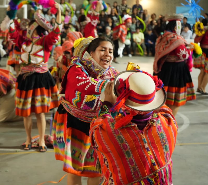 Une danse met en valeur la culture péruvienne lors d'un festival organisé pour célébrer le 100e anniversaire des instituts de religion à Lima, au Pérou, le 26 septembre 2026.