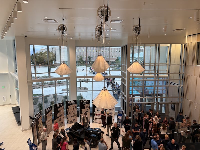 Des invités entrent dans le bâtiment des Arts pour la célébration du centenaire à BYU, à Provo (Utah), le 10 octobre 2026.