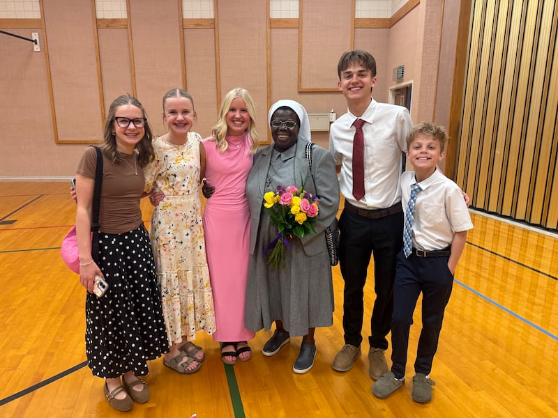 De gauche à droite : Reagan Nabors, Reece Nabors, Addison Nabors, sœur Rosemary Nyirumbe, Beckett Bailey et Saylor Bailey posent pour une photo après une veillée spirituelle donnée par sœur Rosemary le 8 mars 2026 à Oklahoma City, Oklahoma.