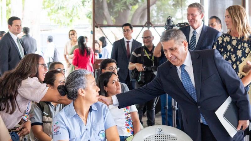 frère Patricio M. Giuffra rencontre des responsables de la santé et des invités lors d'une cérémonie de remise d'équipements et de mobilier médicaux à Escuintla (Guatemala), le 24 août 2026.