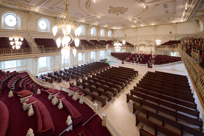 La salle d'assemblée au dernier étage du temple de Salt Lake City est présentée le mardi 23 juin 2026.