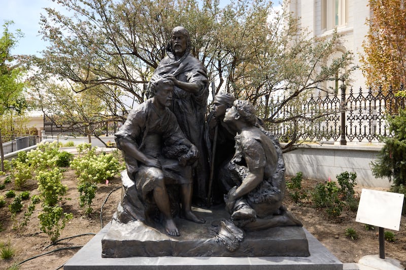 La statue « Le Christ ordonnant les apôtres » est exposée à Temple Square, à Salt Lake City (Utah), le 16 juillet 2026.