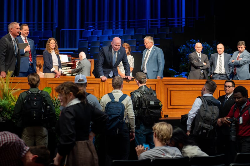 Le president Alvin F. Meredith III de l'Universite Brigham Young-Idaho salue des etudiants lors d'une devotionnelle sur le campus le mardi 21 avril 2026, a Rexburg, en Idaho.