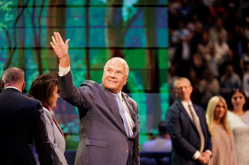 Frère Ronald A. Rasband du Collège des douze apôtres salue de la main en entrant dans le BYU Marriott Center à Provo, en Utah, le mardi 27 octobre 2026.
