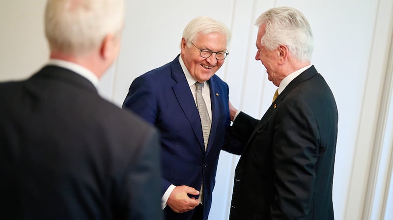 Le president federal allemand Frank-Walter Steinmeier, au centre, s'entretient avec le president Dieter F. Uchtdorf, president par interim du College des douze apotres.