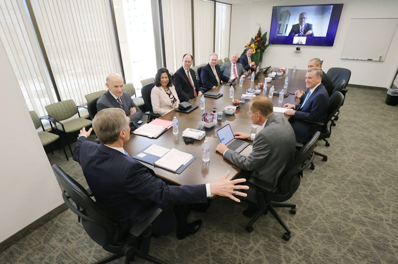 Frère David A. Bednar, du Collège des douze apôtres, dirige une réunion du Conseil exécutif du temple et de l’histoire familiale dans l’immeuble des bureaux de l’Église à Salt Lake City, le mercredi 2 juin 2021.