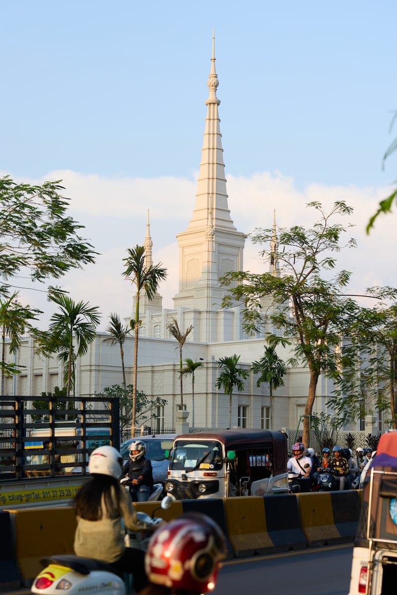 Le temple de Phnom Penh (Cambodge) vu depuis une route voisine.