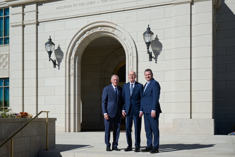 Le président Henry B. Eyring se tient devant le temple de Montpelier (Idaho) entre les soixante-dix Autorités générales frère Steven R. Bangerter, à gauche, et frère Ricardo P. Giménez, à droite.