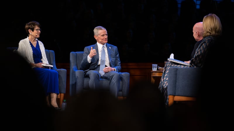 Frère David A. Bednar, du Collège des douze apôtres, et son épouse, sœur Susan Bednar, prennent la parole lors d'une réunion spirituelle au BYU-Idaho Center à Rexburg (Idaho), le jeudi 8 octobre 2026. Le président de BYU–Idaho, Alvin F. Meredith III, et sœur Jennifer Meredith sont à gauche.