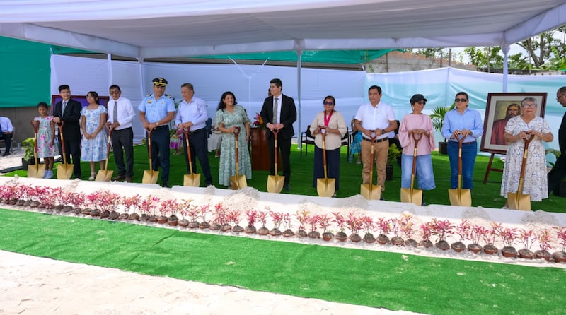 Des dirigeants de l'Église, des responsables gouvernementaux et des représentants de la collectivité participent à la cérémonie d'ouverture du chantier du temple d'Iquitos (Pérou).