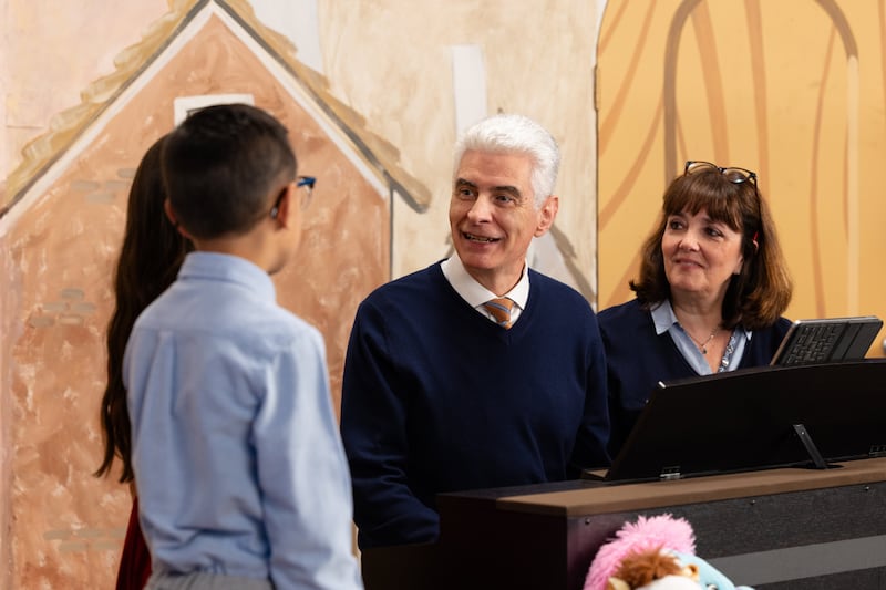 Frère Gérald Caussé et sœur Valérie Caussé s’adressent aux enfants pendant l’émission « D’ami à ami » de septembre 2026.