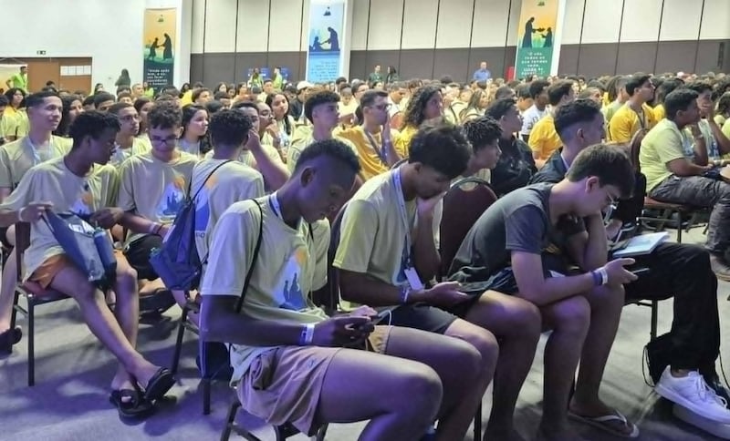 Des jeunes lisent les Écritures sur leur téléphone pendant une session de FSY à Rio de Janeiro, au Brésil, en février 2026.