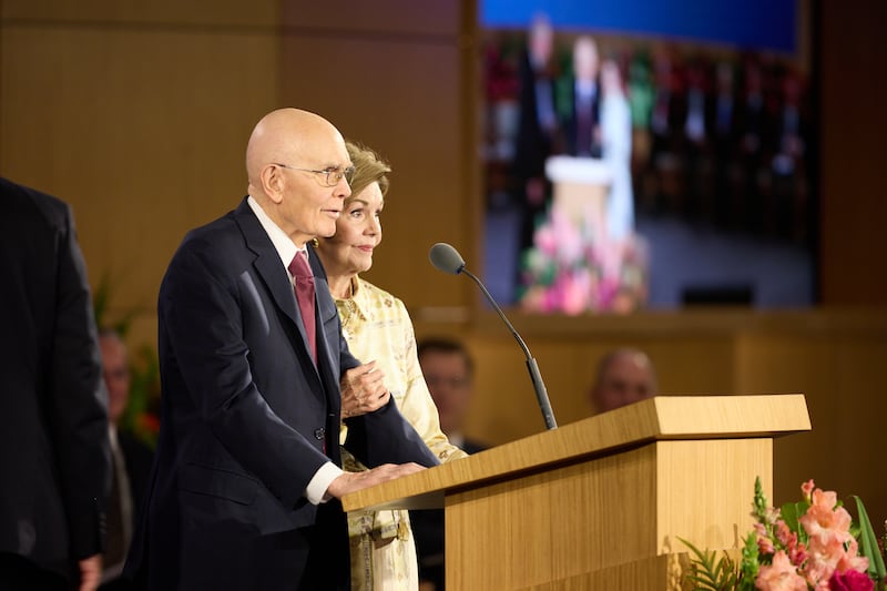 Le président Dallin H. Oaks se tient aux côtés de son épouse, sœur Kristen Oaks, lors de la session du samedi 20 juin 2026 du séminaire pour les nouveaux présidents de mission au centre de formation des missionnaires de Provo, à Provo, dans l'Utah.