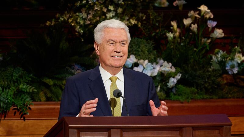 Le president Dieter F. Uchtdorf, president suppleant du College des douze apotres, s'exprime lors de la session du dimanche matin de la 196e conference generale annuelle de l'Eglise de Jesus-Christ des Saints des Derniers Jours au Conference Center a Salt Lake City, le 5 avril 2026.