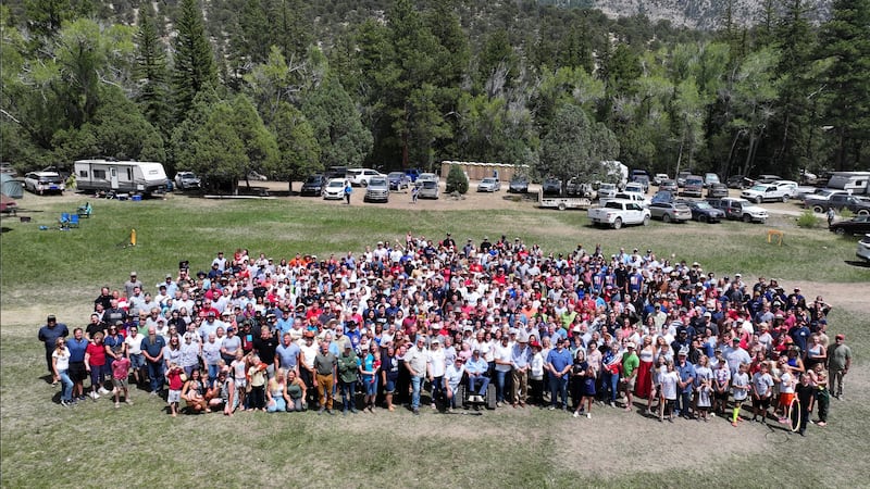 Plus de 600 membres de la famille d’Abinadi et Hannah Seely Olsen se sont rassemblés à Joe’s Valley pour leur réunion de famille biennale le samedi 4 juillet 2026.