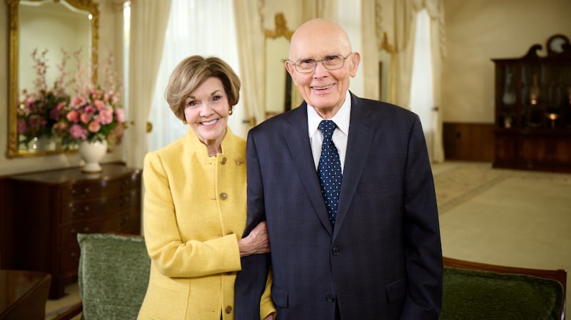 Le président Dallin H. Oaks et son épouse, sœur Kristen Oaks, posent pour une photo dans le bâtiment de la Société de Secours à Salt Lake City (Utah), le mercredi 15 octobre 2025.