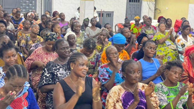Une assemblée de femmes maraîchères se réunit à Kinshasa, en République démocratique du Congo, le 2 mai 2026.