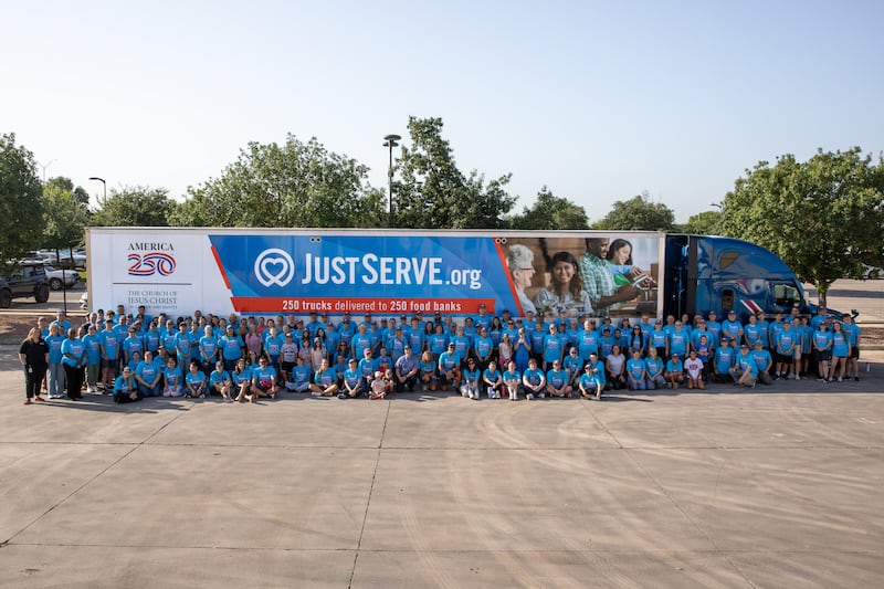 Des bénévoles de JustServe à la banque alimentaire de San Antonio, à San Antonio, au Texas, posent pour une photo après un don de nourriture de L'Église de Jésus-Christ des Saints des Derniers Jours, le 22 juillet 2026.