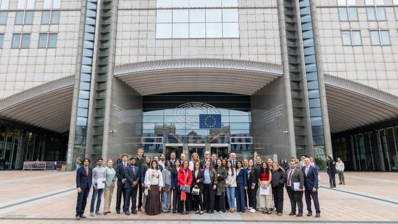 Les participants de la conférence Brussels Nexus se rassemblent devant le bâtiment du Parlement européen à Bruxelles, en Belgique, avant leur visite le 13 mai 2026.