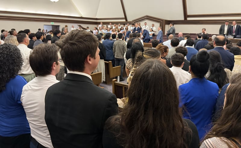 Des jeunes se tiennent debout avant une réunion spirituelle avec frère Clark G. Gilbert, du Collège des douze apôtres, à la chapelle du pieu de Schaumburg (Illinois), à Chicago (Illinois), le dimanche 20 septembre 2026.