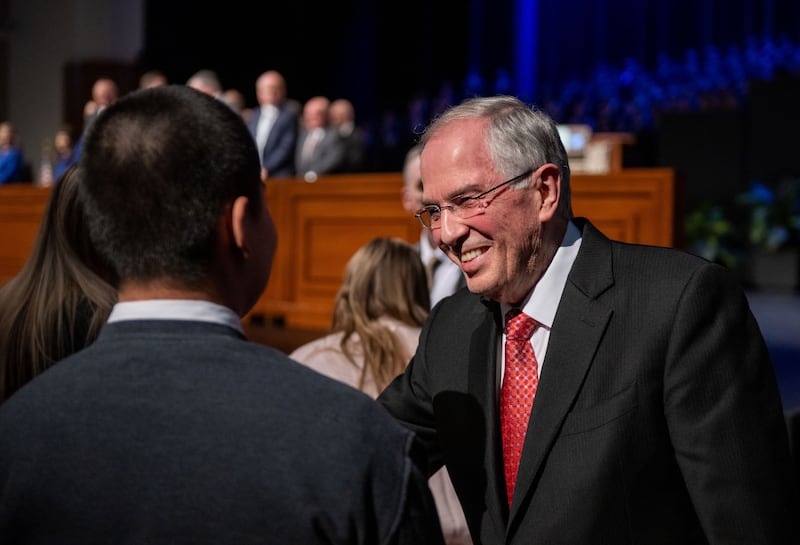 Le frère Neil L. Andersen, du Collège des douze apôtres, serre la main d'étudiants rassemblés au BYU–I Center lors d'une réunion spirituelle, le dimanche 22 février 2026, à Rexburg (Idaho).