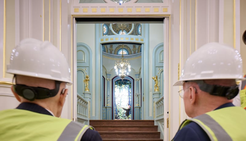 Le président Dallin H. Oaks, à gauche, et le président Henry B. Eyring, à droite, regardent une représentation en vitrail de la Première Vision dans le temple de Salt Lake.