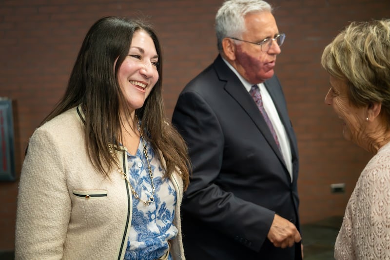 Frère Rubén V. Alliaud et sœur Fabiana Alliaud saluent des personnes après la réunion spirituelle d'Ensign College à Salt Lake City, le mardi 15 septembre 2026.