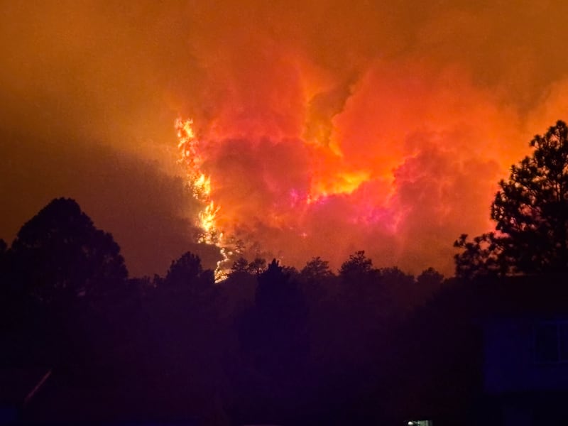 L'incendie d'Aspen Acres vu depuis Colorado City (Colorado), en regardant vers l'ouest depuis le lac Beckwith, dans la nuit du 3 juillet 2026.