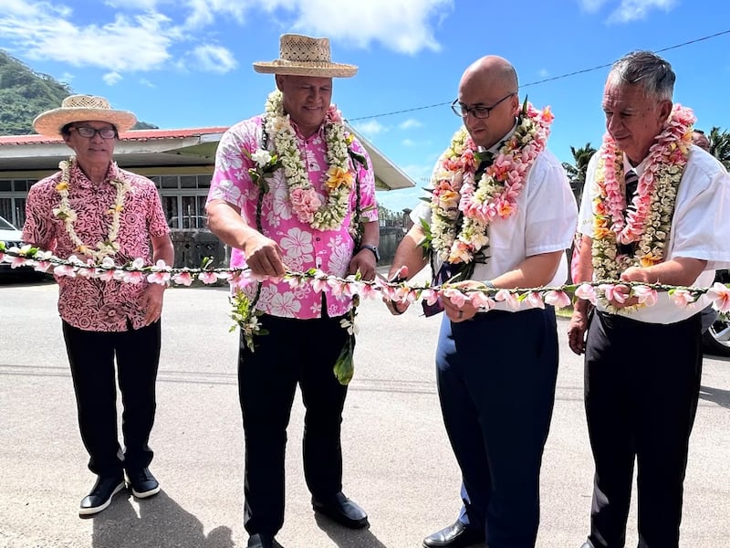 De gauche à droite, le maire de Faaaha, Terii Rupea ; le maire de Taha’a, Martial Teroroiria ; frère Manea Tuahu, Soixante-dix d'interrégion ; et le président du pieu de Bora Bora Tahiti, Moana M. Teriipaia, participent à la coupure symbolique du collier de fleurs lors de la remise d'un projet d'accès à l'eau à Taha’a, en Polynésie française, le 6 octobre 2026.