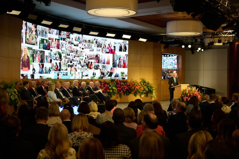 Frère Neil L. Andersen montre une diapositive remplie de photos de missionnaires lors du séminaire 2026 pour les nouveaux présidents de mission le jeudi 18 juin 2026, au centre de formation des missionnaires de Provo à Provo, dans l'Utah.