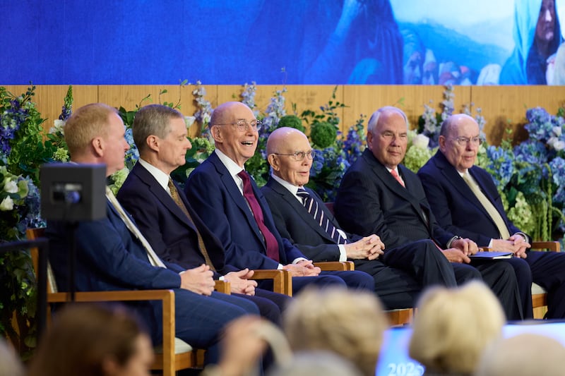 Le président Henry B. Eyring observe les participants au Séminaire 2025 pour les nouveaux dirigeants de mission.