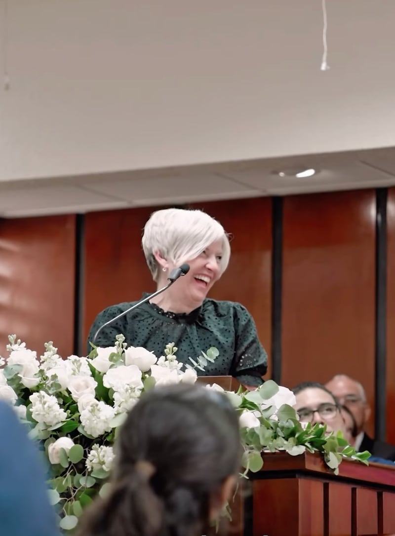 La présidente Emily Belle Freeman transmet un message depuis la chaire lors de son service pastoral à Porto Rico en mai 2026.