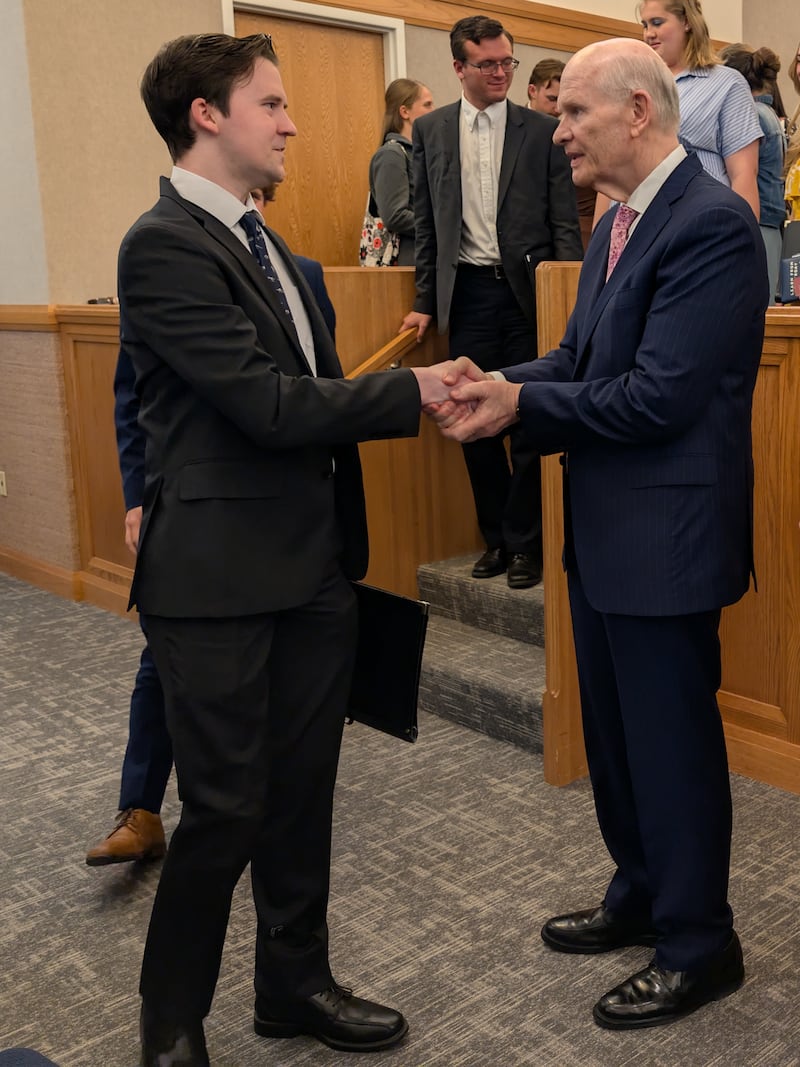 Elder Dale G. Renlund, du Collège des douze apôtres, salue des jeunes adultes après une veillée à l'Institut de religion de Jordan, à West Jordan, en Utah, le dimanche 19 avril 2026.