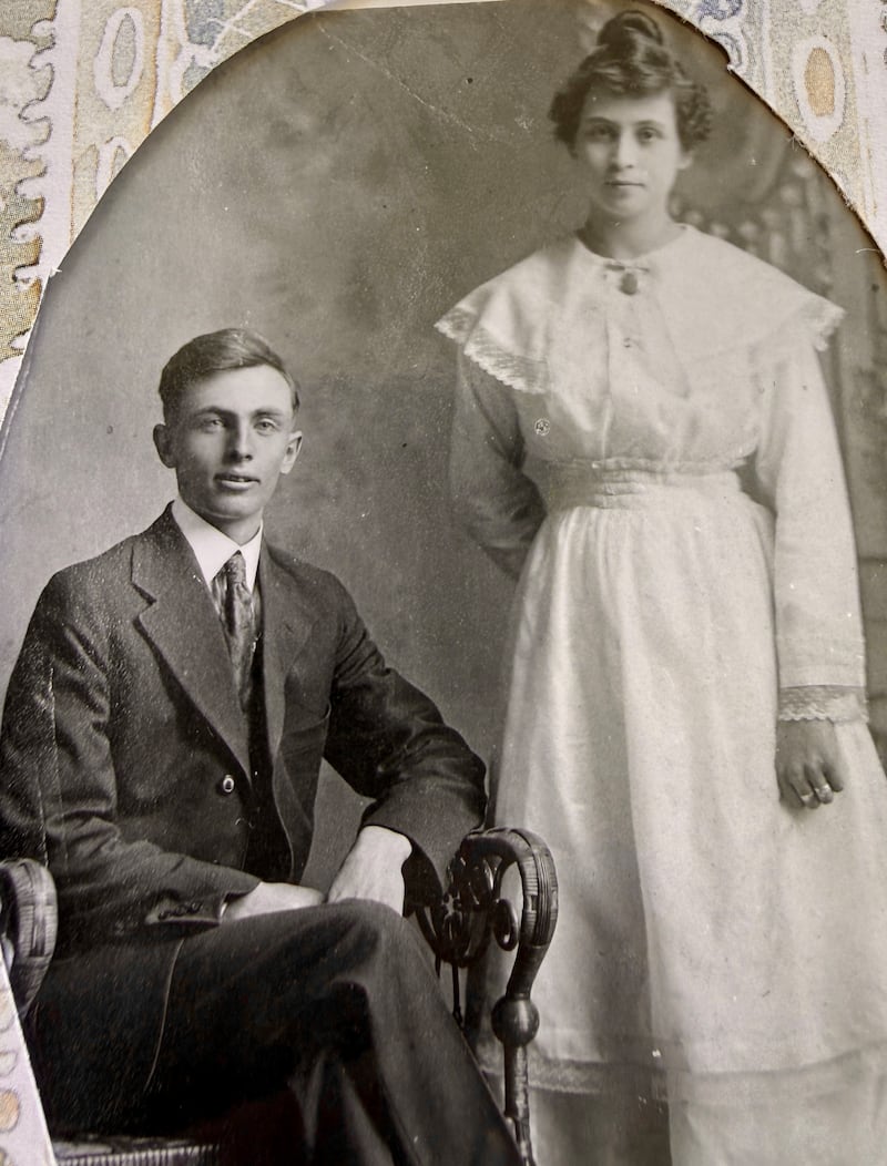 Une photographie de James Miller et de son épouse, Amanda Shuman Miller, le jour de leur mariage en avril 1917 à Salt Lake City.