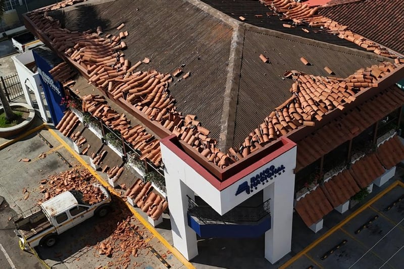 Des tuiles jonchent le sol après qu'un tremblement de terre a frappé Villa de los Santos, au Panama, le samedi 10 octobre 2026.